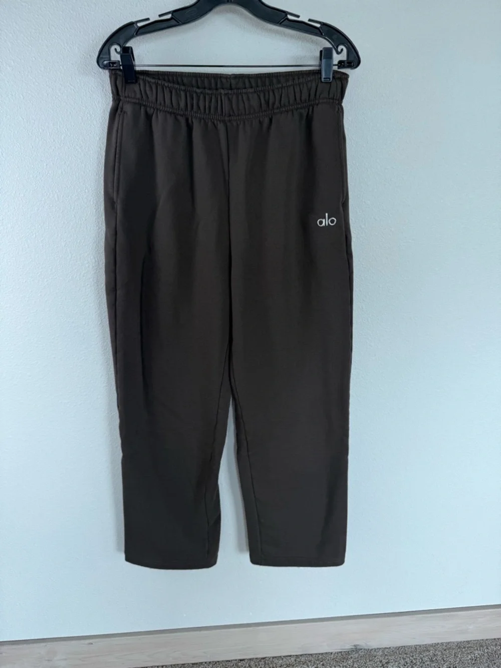 ALO Yoga Straight Leg Pants in Dark Brown